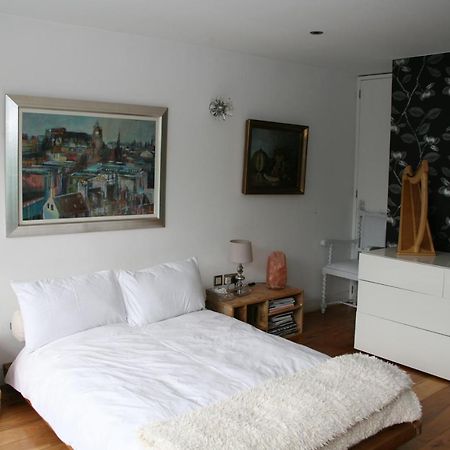 Studio For 3 With A Private Balcony In A Cubic House With Outside Pool Apartment Лондон Екстериор снимка